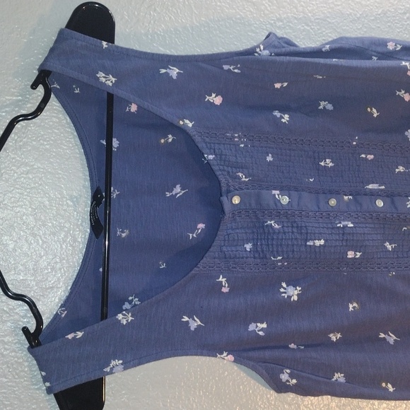 Blue Lucky Brand Floral Layering Tank with Pearl Buttons. M - Picture 2 of 6